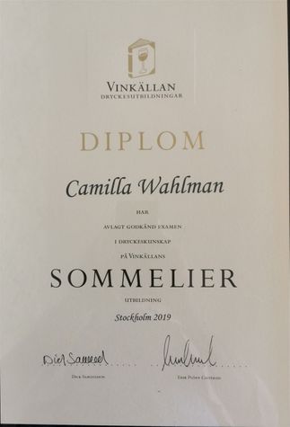 Sommaren 2018 bestämde jag mig för att fördjupa mina kunskaper i vin och andra drycker. Sommaren 2019 tog jag sommelierexamen vid Vinkällan i Stockholm.