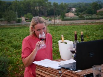 När jag befann mig i Provence för att hjälpa till med vinskörden på Domaine Rabiega kunde jag hålla vinprovning on line, med kunden som satt i Stockholm, ute från själva vingården. Foto: Björn Nordquist